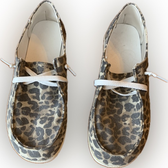 Ladies, leopard print canvas shoes. Size 7 up to 7 1/2 - Picture 7 of 9